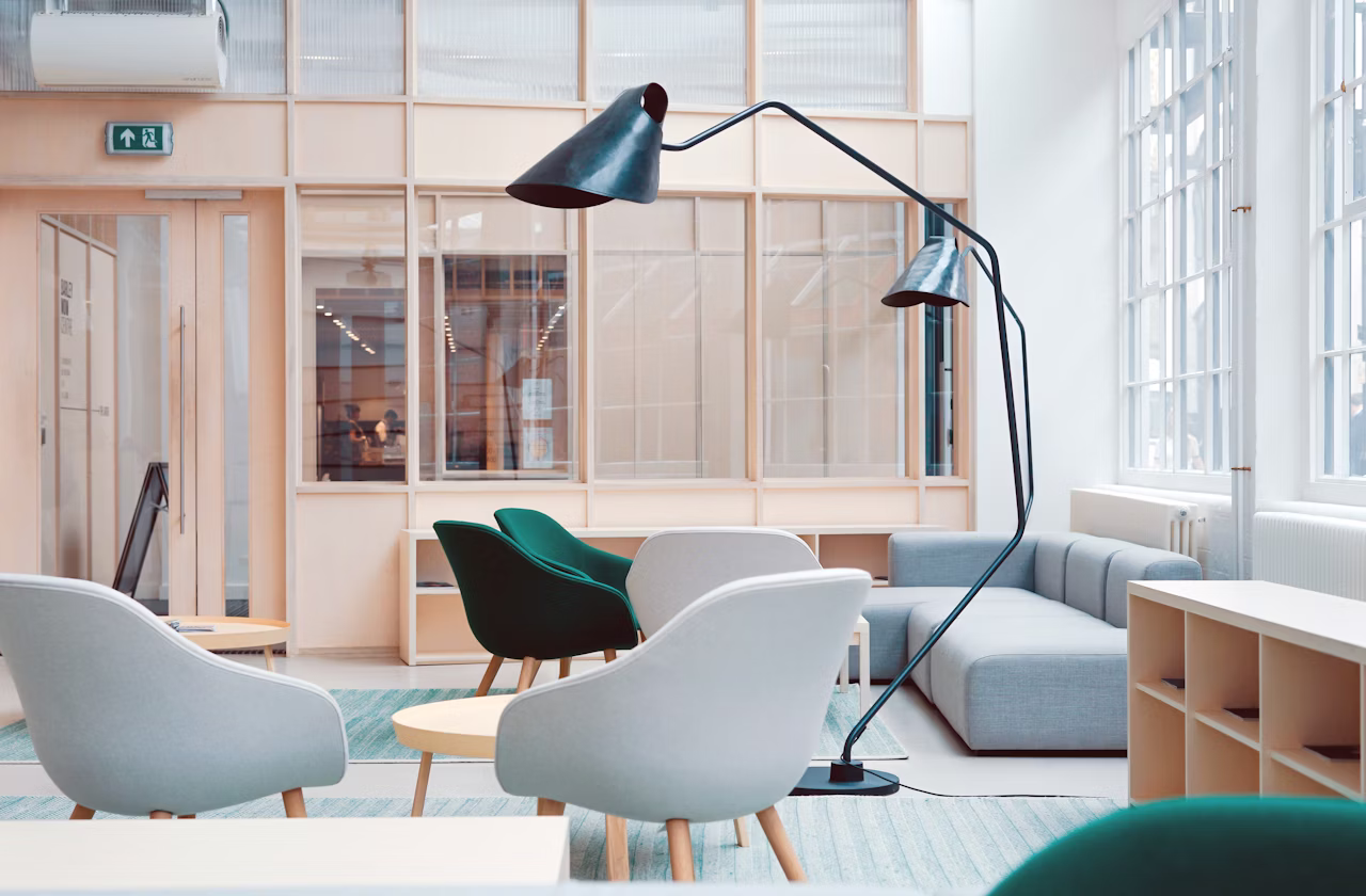 Equipe discutindo identidade visual e branding